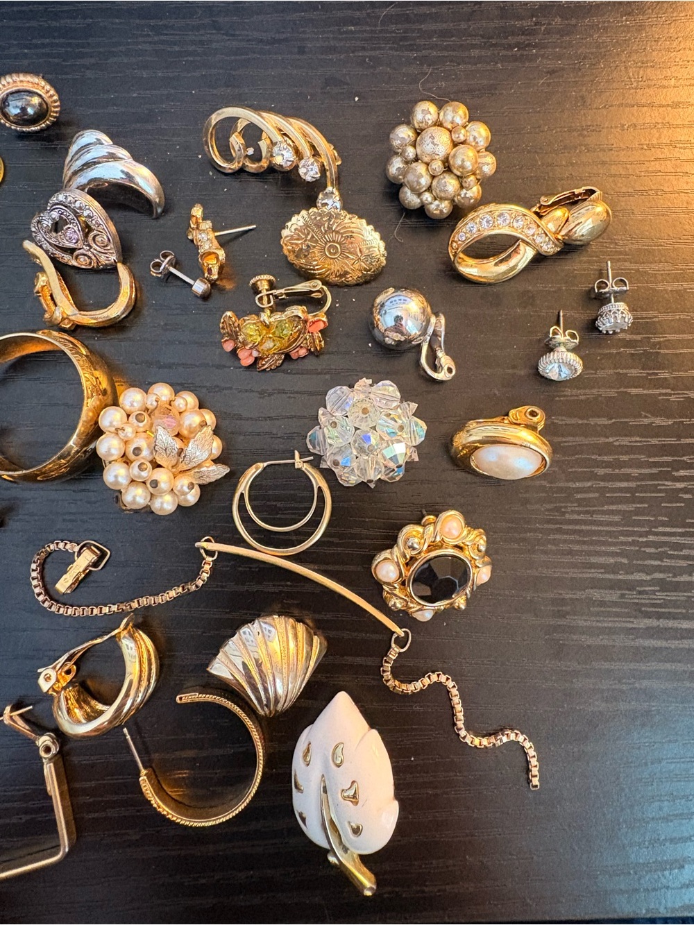 Lot 44 Single Earrings All Signed Givenchy, Christian Dior, Avon, Monet & More - Picture 3 of 6